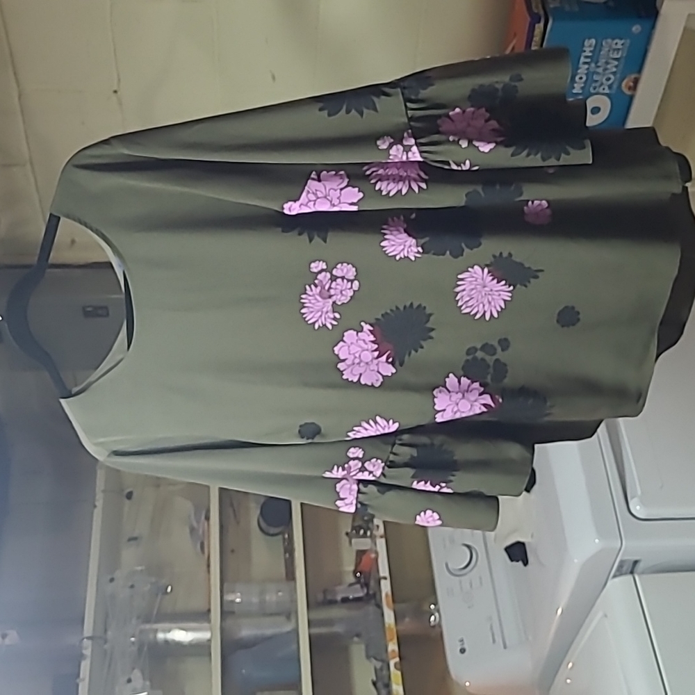 Top from Apt9 size 2x  with bell sleeves beautiful flowers